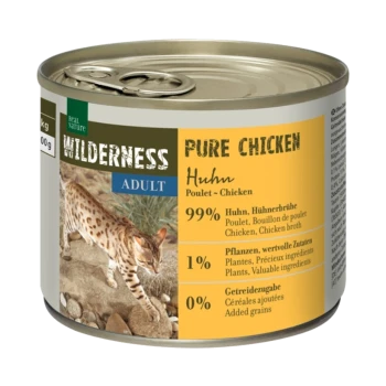 Dosen Katzenfutter mit der Aufschrift "Wilderness Pure Chicken" für Erwachsene, mit einem Hühneranteil von 99%, und einem Foto einer Serval-Katze.