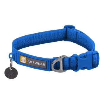 Blaues Hundehalsband von Ruffwear mit einem Metall-D-Ring und einem Anhänger mit einem Glockensymbol, entworfen für Langlebigkeit und Komfort.
