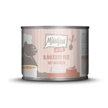 Nassfutter Katze Adult, Blanchiert in Sauce 6x185 g Pute und Muscheln Dose Mjamjam Haustierfutter mit dem Etikett 'Blanchierte Pute mit Muscheln', mit einem Cartoon-Katzenkoch und Kochelementen in einem rosa Design.