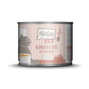 Dose Mjamjam Haustierfutter mit dem Etikett 'Blanchierte Pute mit Muscheln', mit einem Cartoon-Katzenkoch und Kochelementen in einem rosa Design.