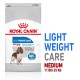 Royal Canin Light Weight Care Hundefuttertüte, gekennzeichnet mit 'Medium', entworfen, um Gewichtszunahme zu begrenzen, mit einer Hundillustration und ernährungsphysiologischen Angaben.