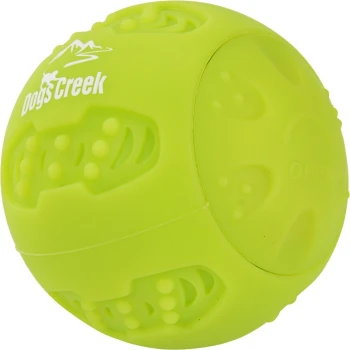 Spielzeug LED Ball Firefly Helle grüne Gummihundespielzeugkugel mit strukturierter Oberfläche und "Dog's Creek"-Logo, mit einem "OPEN"-Schild auf einer Seite.