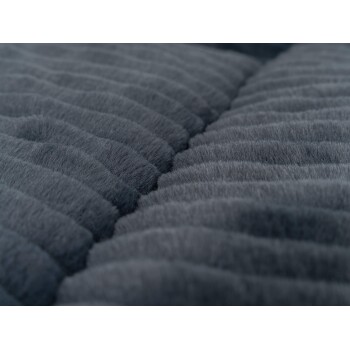 Nahaufnahme eines weichen, strukturierten grauen Haustierbettes mit wellenförmigen Mustern, das seinen plüschigen Stoff und das gemütliche Design zeigt.