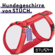 Rotes Hundegeschirr von STUCH, mit einem 'Vegan Approved'-Schild, mit fettem Text, der besagt: 'Hundegeschirre von STUCH.'
