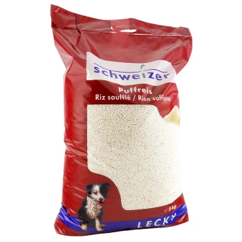 Sac rouge de riz soufflé pour animaux, étiqueté "schweizer Puffreis" avec une image d'un petit chien et "5 kg" en bas.