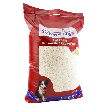 Rote Tüte mit gepufftem Reis für Haustiere, beschriftet mit "schweizer Puffreis" und einem Bild eines kleinen Hundes sowie "5 kg" am Boden.