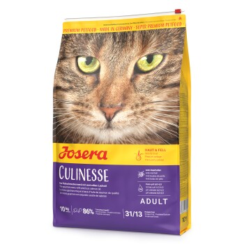 Nahaufnahme des Gesichts einer Katze auf der Josera Culinesse Katzenfuttertüte, die "Haut & Fell", "Anti-Haarball" und ein Protein/Fett-Verhältnis von 31/13 hervorhebt.