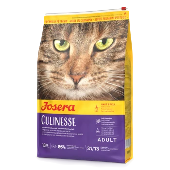 Nahaufnahme des Gesichts einer Katze auf der Josera Culinesse Katzenfuttertüte, die "Haut & Fell", "Anti-Haarball" und ein Protein/Fett-Verhältnis von 31/13 hervorhebt.