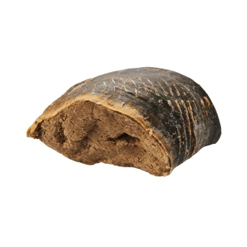 Nahaufnahme eines natürlichen Haustierkauartikels, der einem gespaltenen Tierhuf ähnelt, mit einer dunklen, strukturierten Außenseite und einem weichen, braunen Inneren.