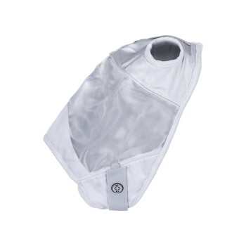 Ein weißes Haustiergeschirr mit einem weichen, meshartigen Innenfutter und einer runden Halsöffnung, mit einem Markenetikett an der Seite.