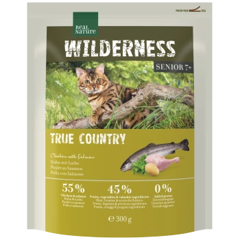 Real Nature Wilderness True Country Katzenfutterbeutel für Senioren (Senior 7+), Hühnchen mit Lachs, 55 %/45 %/0 %, 300 g, Foto einer Katze.
