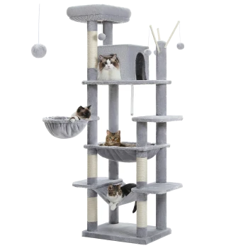 Ein mehrstöckiger grauer Katzenbaum mit vier Katzen, die auf verschiedenen Plattformen entspannen, darunter eine gemütliche Hängematte und ein versteckter Platz.