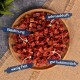 Ein Holzbrett mit gewürfelten Haustierleckereien, beschriftet auf Deutsch: 'Belohnung,' 'schmackhaft,' 'wenig Fett,' und 'gut bekömmlich.'