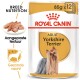 Royal Canin Adult Yorkshire Terrier hondenvoer verpakking, met een Yorkshire Terrier met lang haar en een rode strik, 85g x 12.