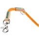 Nahaufnahme einer strapazierfähigen orangefarbenen Haustierleine mit einem Metallclip und Ledergriff, mit grünen Nähdetails.