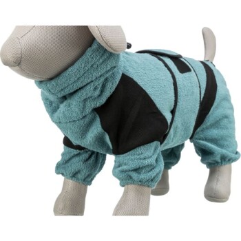 Ein Hundemanikin trägt einen türkisfarbenen und schwarzen Fleece-Overall, der ein gemütliches Design mit hohem Kragen und elastischen Bündchen zeigt.