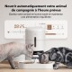Eine graue Katze benutzt einen modernen automatischen Futterspender mit schwarzem Design und einer rosa Futterschüssel, die deutschen Text über sicheren Zugang enthält.