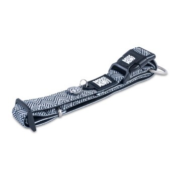 Schwarz-weiß gemustertes Hundehalsband mit „Woof Woof“-Logo und Metallpfotentag vor weißem Hintergrund.