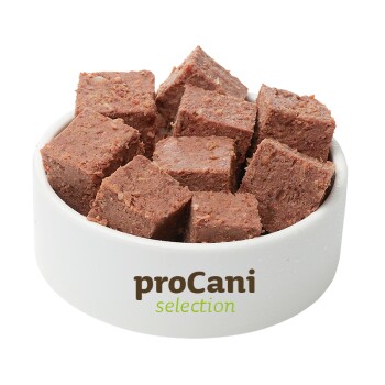 Schüssel gefüllt mit gewürfeltem Haustierfutter, beschriftet mit "proCani selection," die eine reichhaltige, fleischige Textur zeigt.