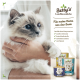 Eine flauschige Katze mit blauen Augen wird von einer Person neben Betty's Landhausküche Tierfutterdosen gehalten, die hochwertige Zutaten bewirbt.