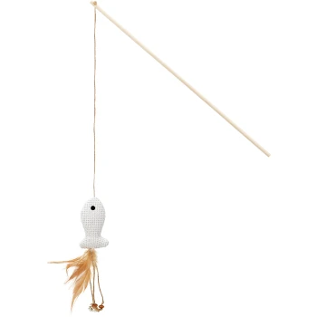 Ein Katzenspielzeug mit einem weißen fischförmigen Plüsch mit daran befestigten Federn, das an einem Holzstock mit einer Schnur hängt.