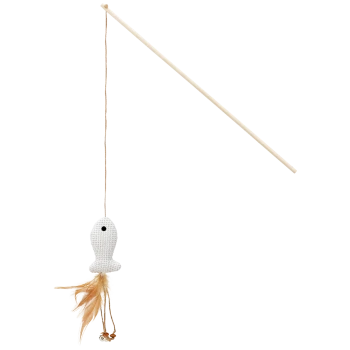 Ein Katzenspielzeug mit einem weißen fischförmigen Plüsch mit daran befestigten Federn, das an einem Holzstock mit einer Schnur hängt.