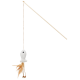 Jouet pour chat en forme de poisson en peluche blanche avec des plumes attachées, suspendu à un bâton en bois par une ficelle.