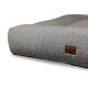 Rechteckiges Haustierbett-Kissen aus grauem Sherpa-Fleece mit Tufting und braunem Lederetikett mit der Aufschrift 'PETLIVING'.
