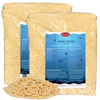 Verpackung von Teichsticks Haustierfutter mit beigen Pellets, mit einem blauen Etikett, das Produktinformationen und Fütterungshinweise enthält.