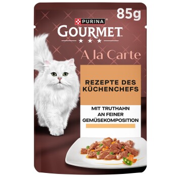 Purina Gourmet 85g Katzenbeutel mit weißer langhaariger Katze und Truthahn mit Gemüse; zeigt Text 'Rezepte des Küchenchefs'.