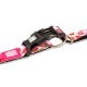 Pinkes Hundehalsband mit Erdbeermuster, schwarzer Kunststoffschnalle, Metallring und "Max & Molly" Branding.