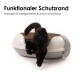 Eine schwarze Katze geht an einer modernen Katzentoilette mit niedrigem Einstieg und hohem Rand vorbei, beschriftet mit 'Funktionaler Schutzrand' und 'Niedriger Einstiegsbereich.'
