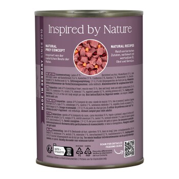 Puszka karmy dla kotów Inspired by Nature z koncepcją naturalnej zdobyczy, listą składników, przewodnikiem żywieniowym i kodem QR na fioletowej etykiecie.