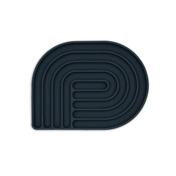 Dunkelblaue Silikon-Haustierfütterungsmatte mit einem Labyrinthdesign, das mehrere konzentrische Rillen für die Futterplatzierung aufweist.