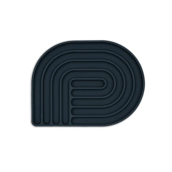 Dunkelblaue Silikon-Haustierfütterungsmatte mit einem Labyrinthdesign, das mehrere konzentrische Rillen für die Futterplatzierung aufweist.