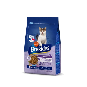Un sac de nourriture pour chats Brekkies avec une formule stérilisée contenant du poulet et des légumes, contenant 55% de protéines animales, 1,35 kg.