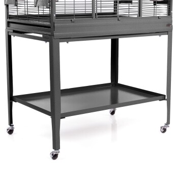 Ein stabiler grauer Metall-Haustierkäfig auf Rädern, mit einem geräumigen unteren Regal zur Aufbewahrung.
