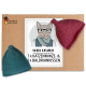 Ein Karton mit einem Etikett mit dem Text "KATER KASIMIR 1 x KATZENMINZE- & 1 x BALDRIANKISSEN," neben zwei Filzspielzeugen, einem in Teal und einem in Rot.