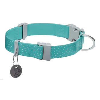 Ein türkisfarbener Hundehalsband mit gesprenkeltem Design, mit einer silbernen Schnalle und einem Metallschild mit einer Hundedarstellung.