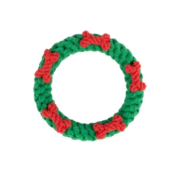 Grünes Seilspielzeug für Hunde in Form eines Kranzes, dekoriert mit roten Knochenakzenten.