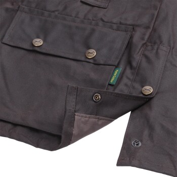 Nahaufnahme einer dunkelbraunen Stoff-Haustierjacke mit Druckknöpfen mit Hundesymbolen und einem grünen Etikett mit der Aufschrift „Hunter Outdoor“.