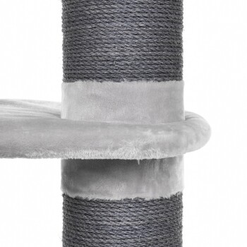 Nahaufnahme eines grauen Katzenbaumstamms, der mit Sisal-Seil umwickelt ist, mit einer weichen, plüschigen grauen Plattform zum Ausruhen oder Klettern.