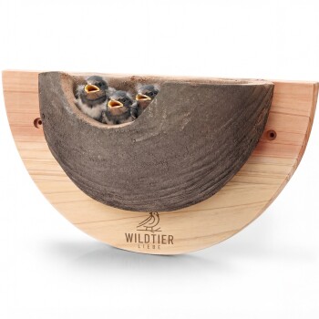 Holz-Nistkasten für Haustiere mit Ton-Einsatz, gekennzeichnet: "Wetterfest," "Artgerecht," "Naturbelassen."