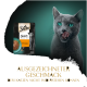 Eine graue Katze leckt sich die Lippen neben einem Sheba Sauce Collection Beutel mit der Aufschrift "sauce lover mit Truthahn" und verlockendem deutschen Text.