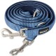 Aufgewickelte hellblaue Nylon‑Hundeleine mit zwei silbernen Wirbelkarabinern und schwarzem Etikett mit Aufschrift „RUDELKÖNIG“.