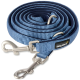 Aufgewickelte hellblaue Nylon‑Hundeleine mit zwei silbernen Wirbelkarabinern und schwarzem Etikett mit Aufschrift „RUDELKÖNIG“.
