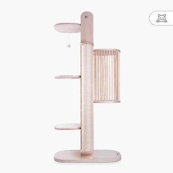 Ein moderner Katzenbaum aus Holz mit drei Regalen, einem Kratzbaum und einem hängenden Spielzeug, entworfen für das Spielen und Ausruhen von Katzen.