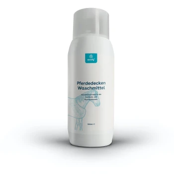 Flasche umweltfreundliches Pferdedeckenwaschmittel, beschriftet mit "Pferdedecken Waschmittel", mit einer blauen Pferdeillustration und 500ml Kapazität.