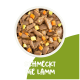 Haustierfutterverpackung auf grünem Hintergrund mit "Schmeckt wie Lamm" und Highlights: glutenfrei, hochwertiges Sojaprotein und Zink.