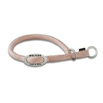 Pink geflochtenes Haustierhalsband mit Metallring und Anhänger mit der Aufschrift „Wolters Cat & Dog“ auf weißem Hintergrund.